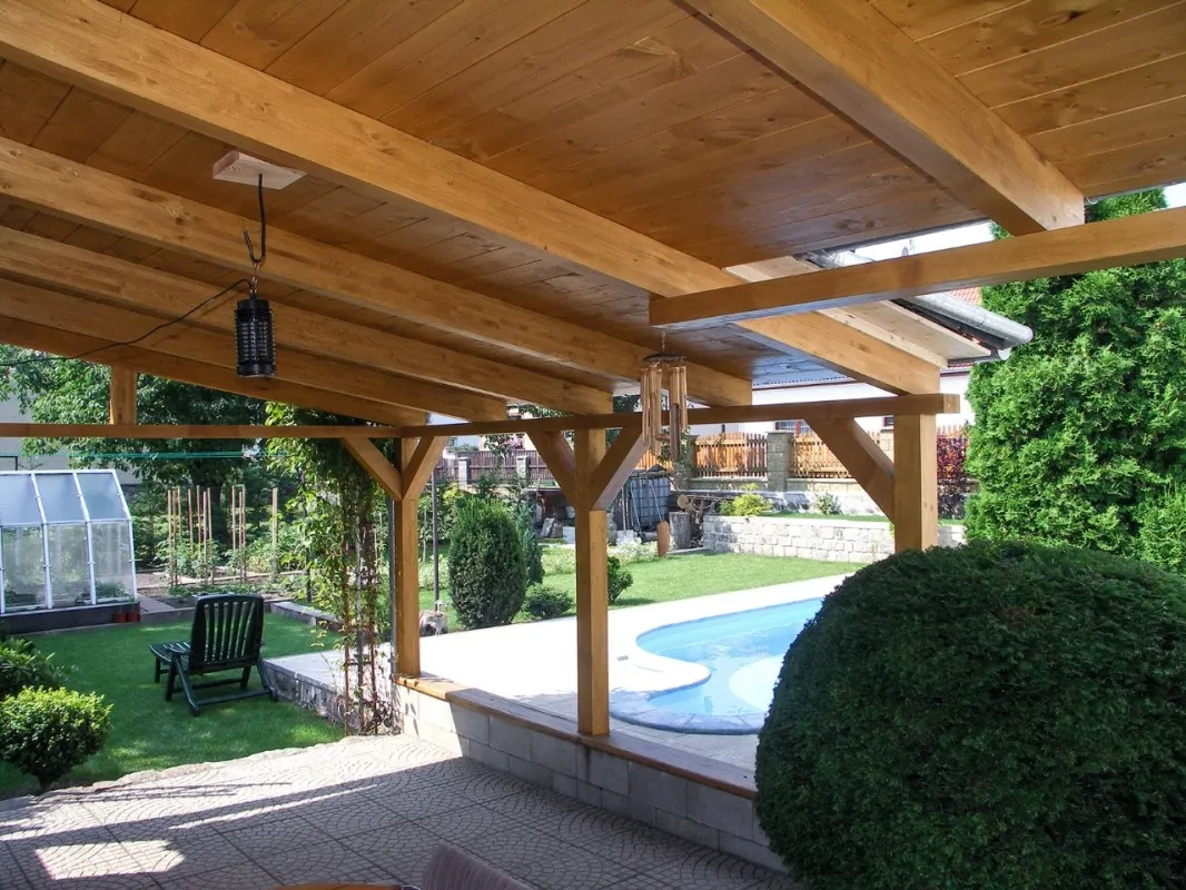 Dřevěná pergola u bazénu
